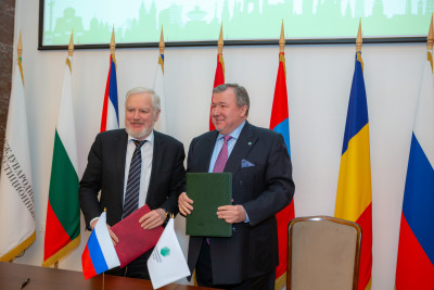 IIB signs a host-country Agreement with the Government of the Russian Federation regarding the seat in Russia.  A round table on the current role of development financial institutions held on the sidelines of the event