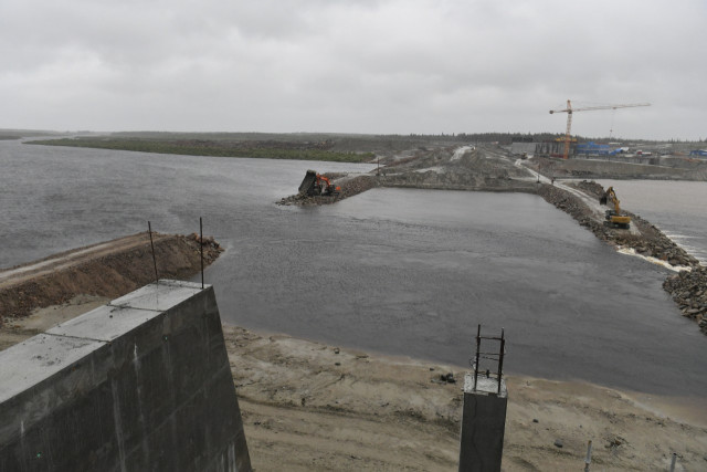 IIB Chairperson attends the riverbed overlap ceremony during construction  of Bely Porog hydro power plants