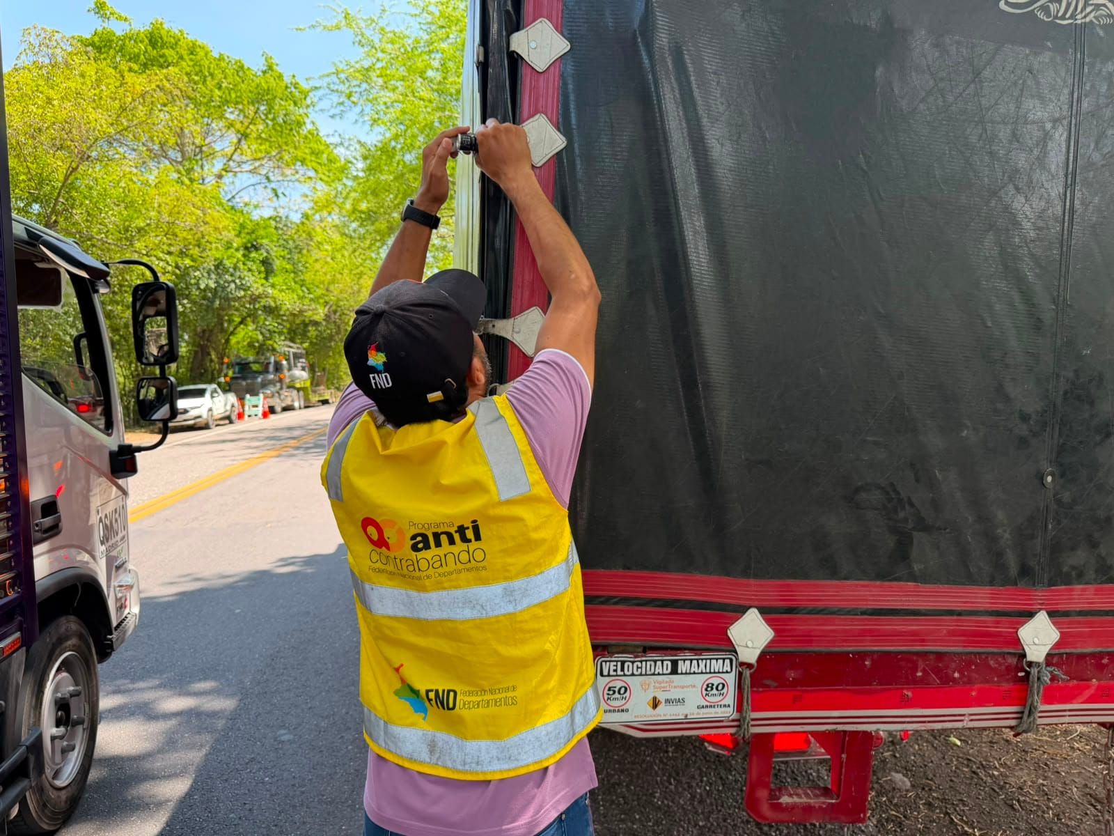GOAT incauta 144 botellas de licor ilegal en las vías del Tolima y golpea las redes de contrabando