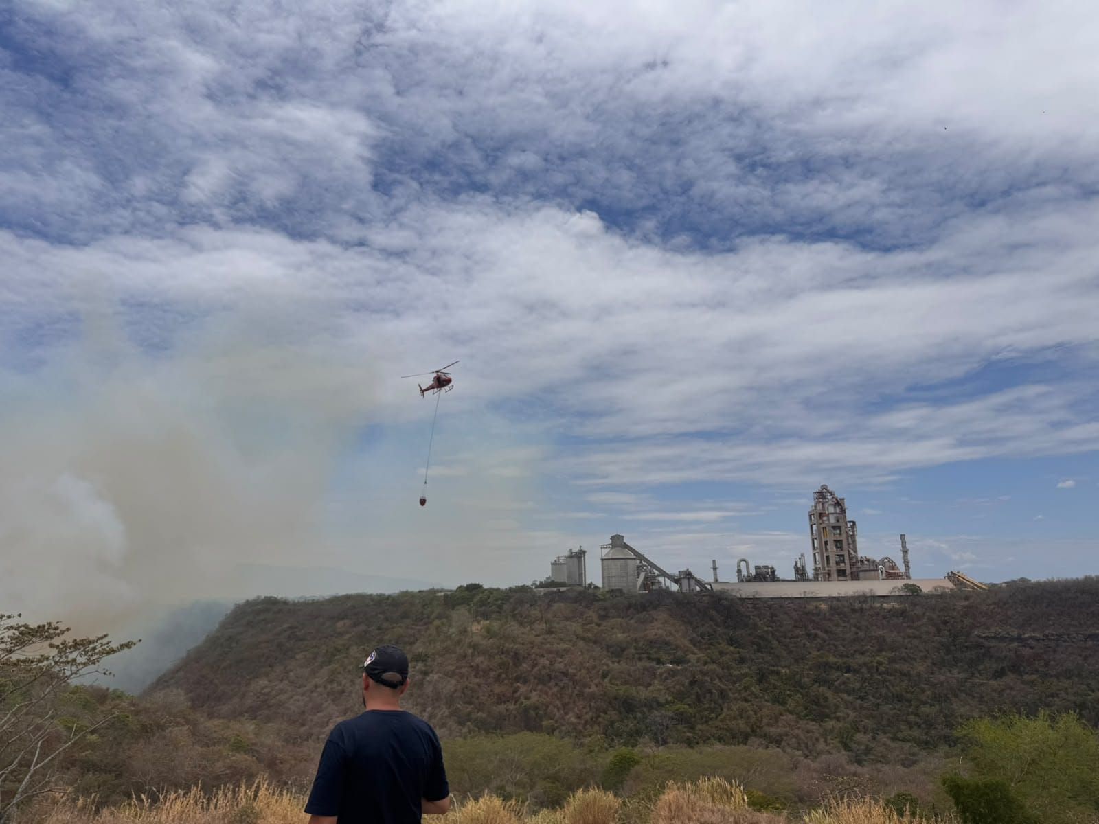 Tres incendios forestales de gran magnitud permanecían activos al caer la tarde de este miércoles en el Tolima