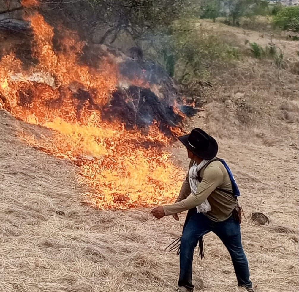 ¿Quién estaba provocando el incendio? Comunidad de Ortega defiende a campesino señalado por Bomberos
