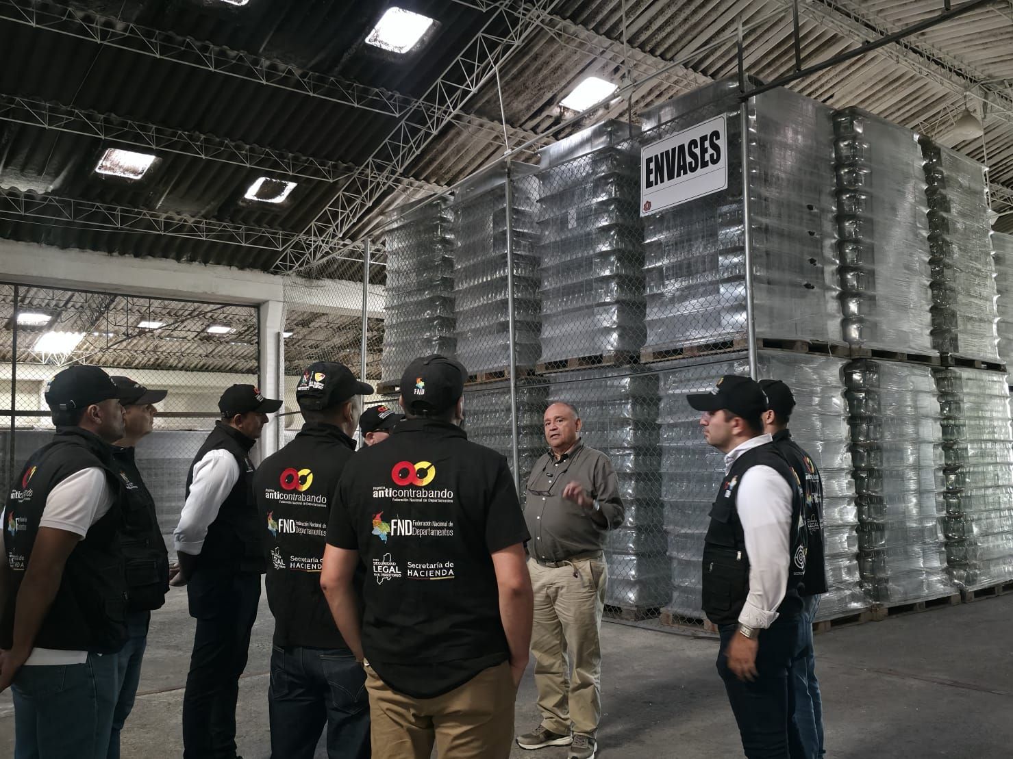 Autoridades inspeccionan procesos de producción de licores legales en el Tolima