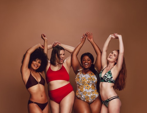 Groupe de femmes heureuses en maillot de bain