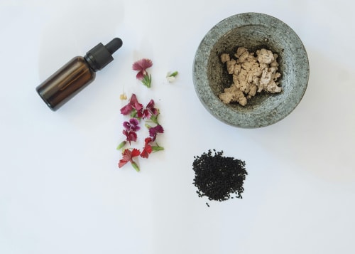 Plantes médicinales et huile essentiel sur une table vu de haut