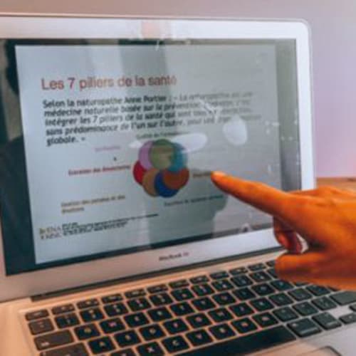 Main montrant un protocole sur un écran d'ordinateur