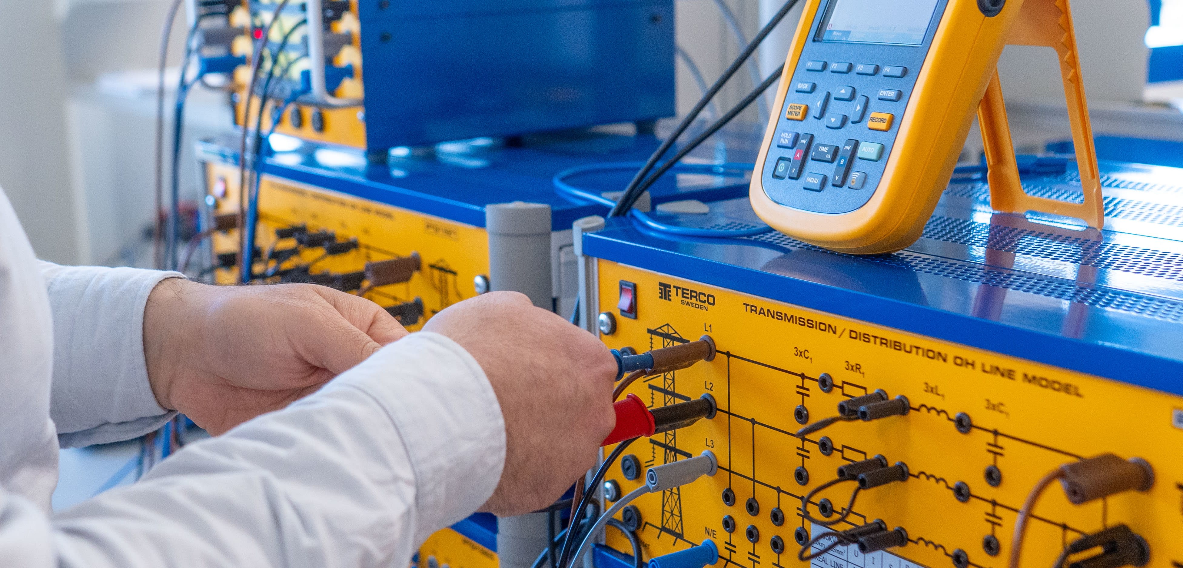 Et viktig løft for elkraftutdanningen: Den nye elkraftlaben ved UiS er åpnet