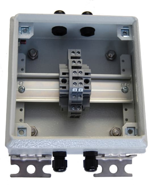 Koblingsboks i lakkert stål med rekkeklemmer, 8 kanaler