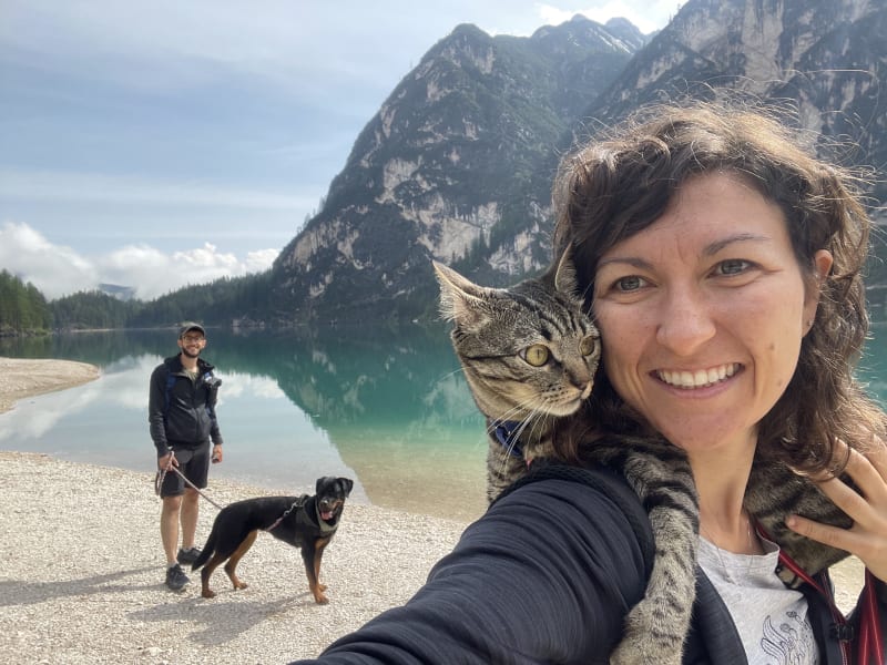 Lago di Braies con cane e gatto
