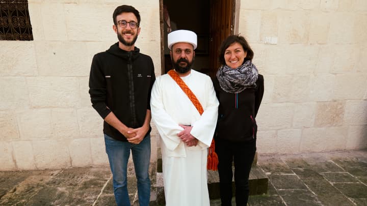 L'onore di esser fotografati con uno dei due papi