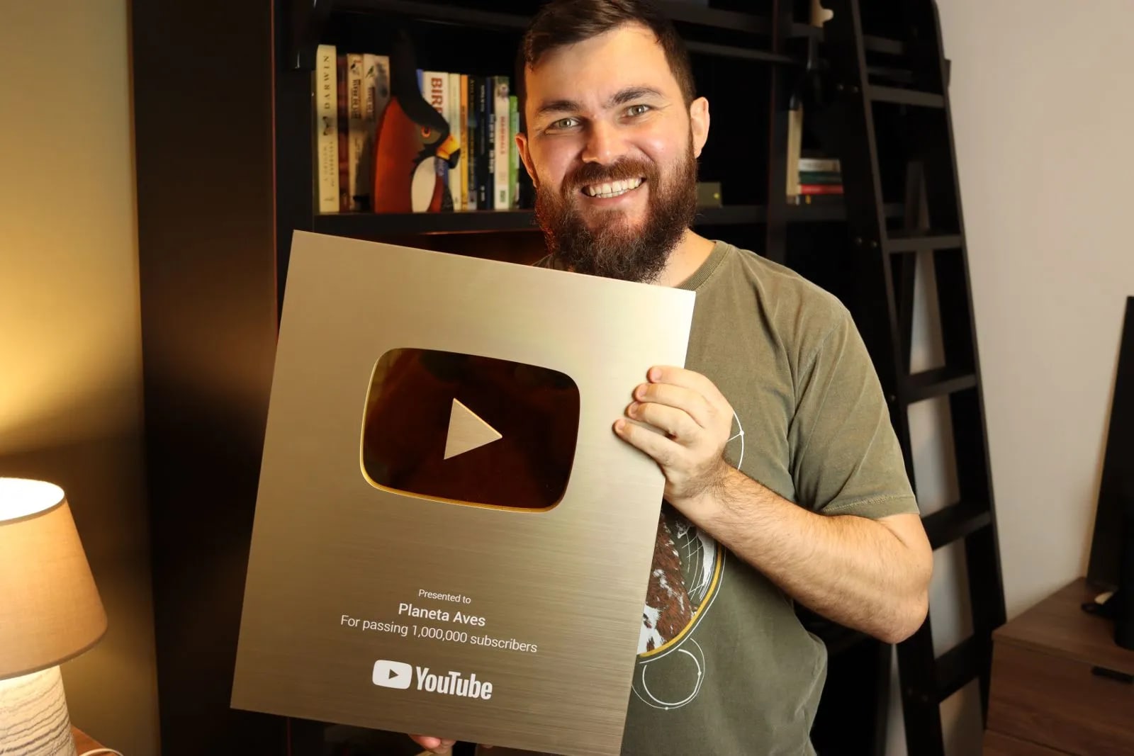 Placa de 1 milhão de inscritos recebida do YouTube