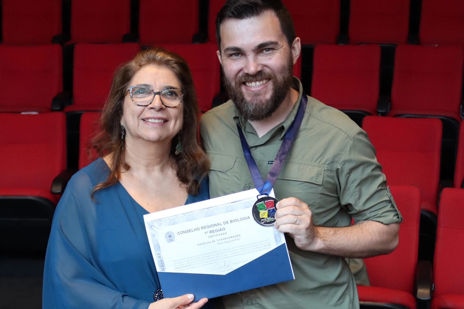 Willian Menq recebendo a Medalha de Condecoração do CRBio-01