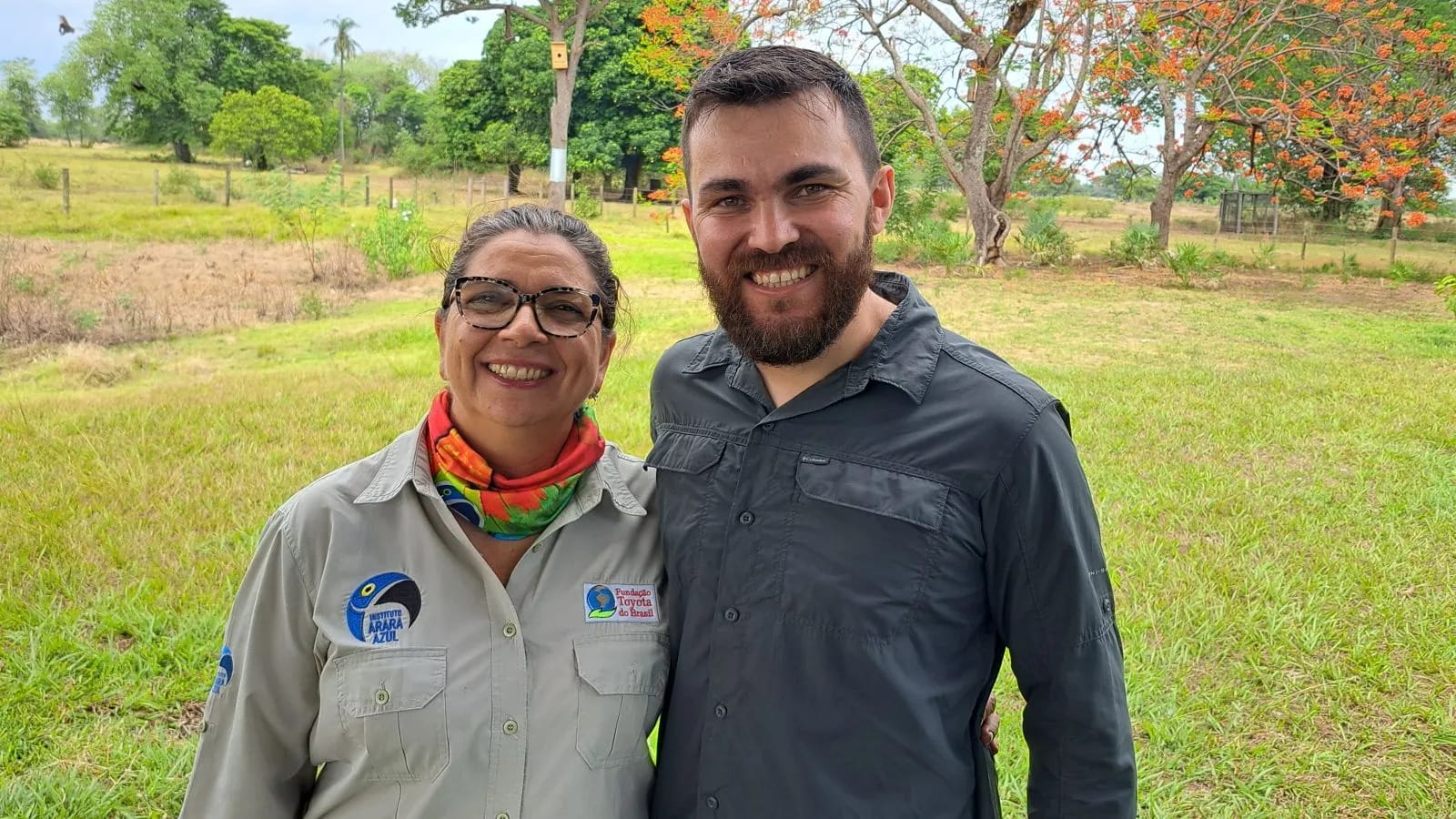 Equipe de produção em campo durante gravação em parceria com projeto de conservação