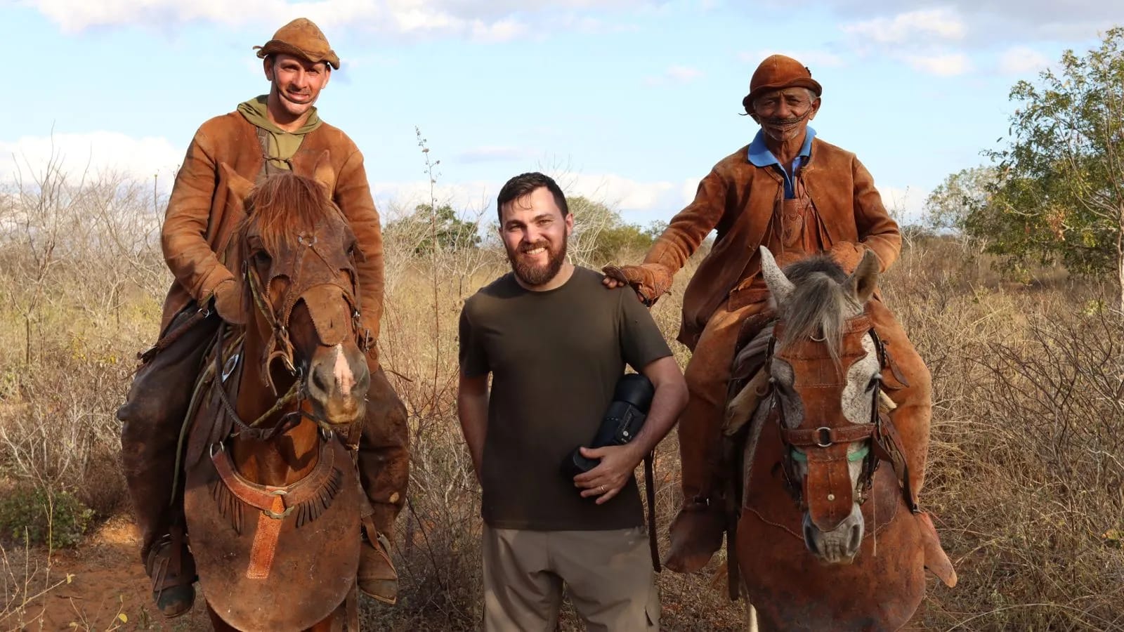 Equipe de produção em campo durante gravação no sertão nordestino