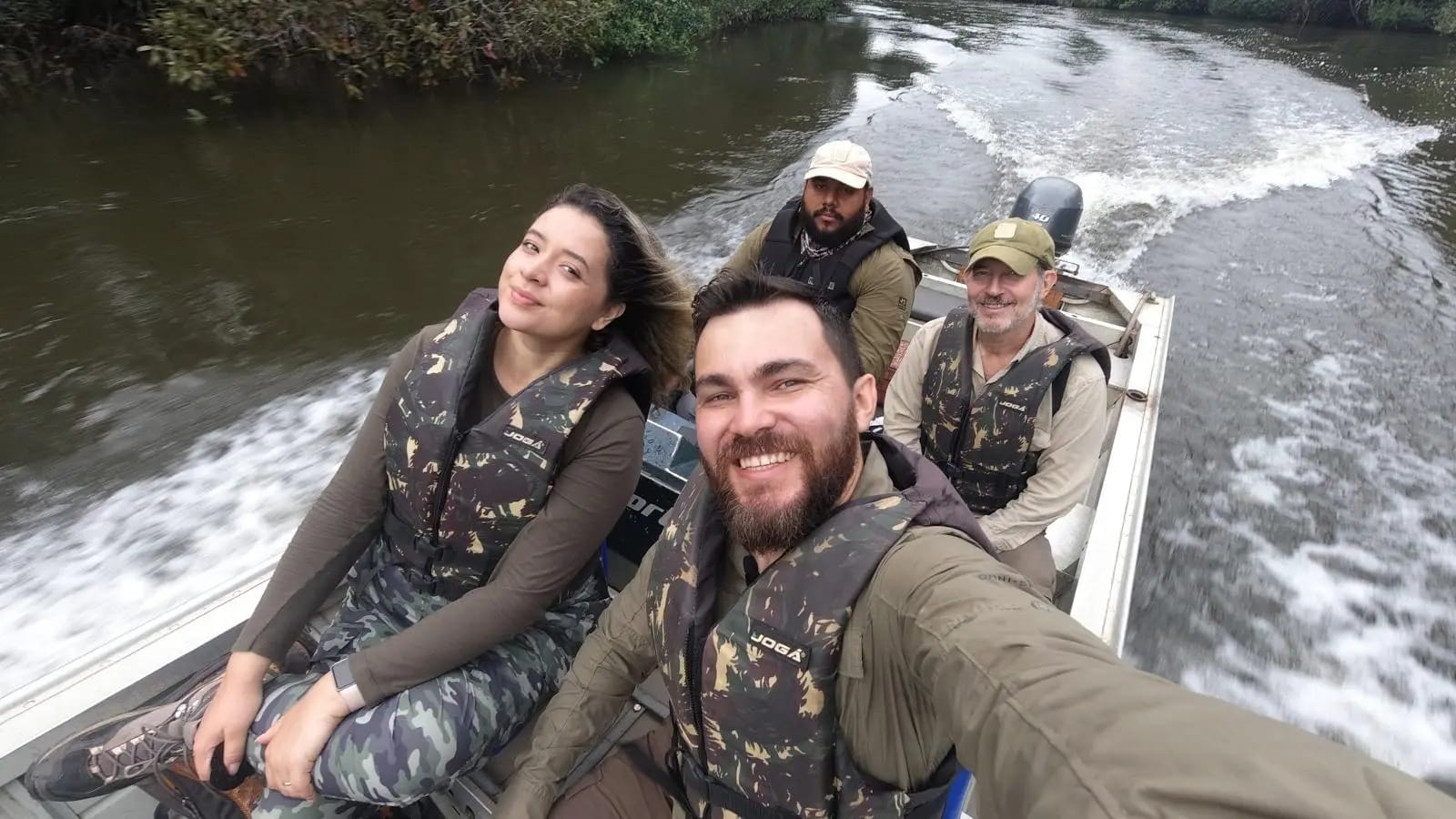 Willian e Jéssica Menq em barco com guias durante expedição em rio