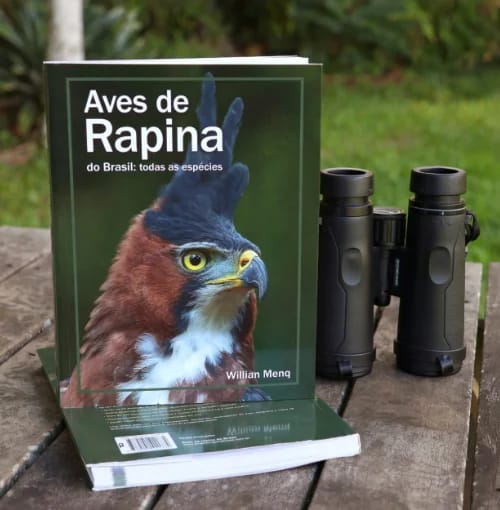 Libro Aves de Rapina de Brasil — fotografía de portada con binoculares sobre fondo oscuro
