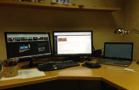 Dva monitory a notebook