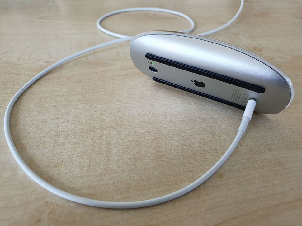 Apple myš s nabíjením zespodu, která se nedá používat, když ji nabíjíte.
