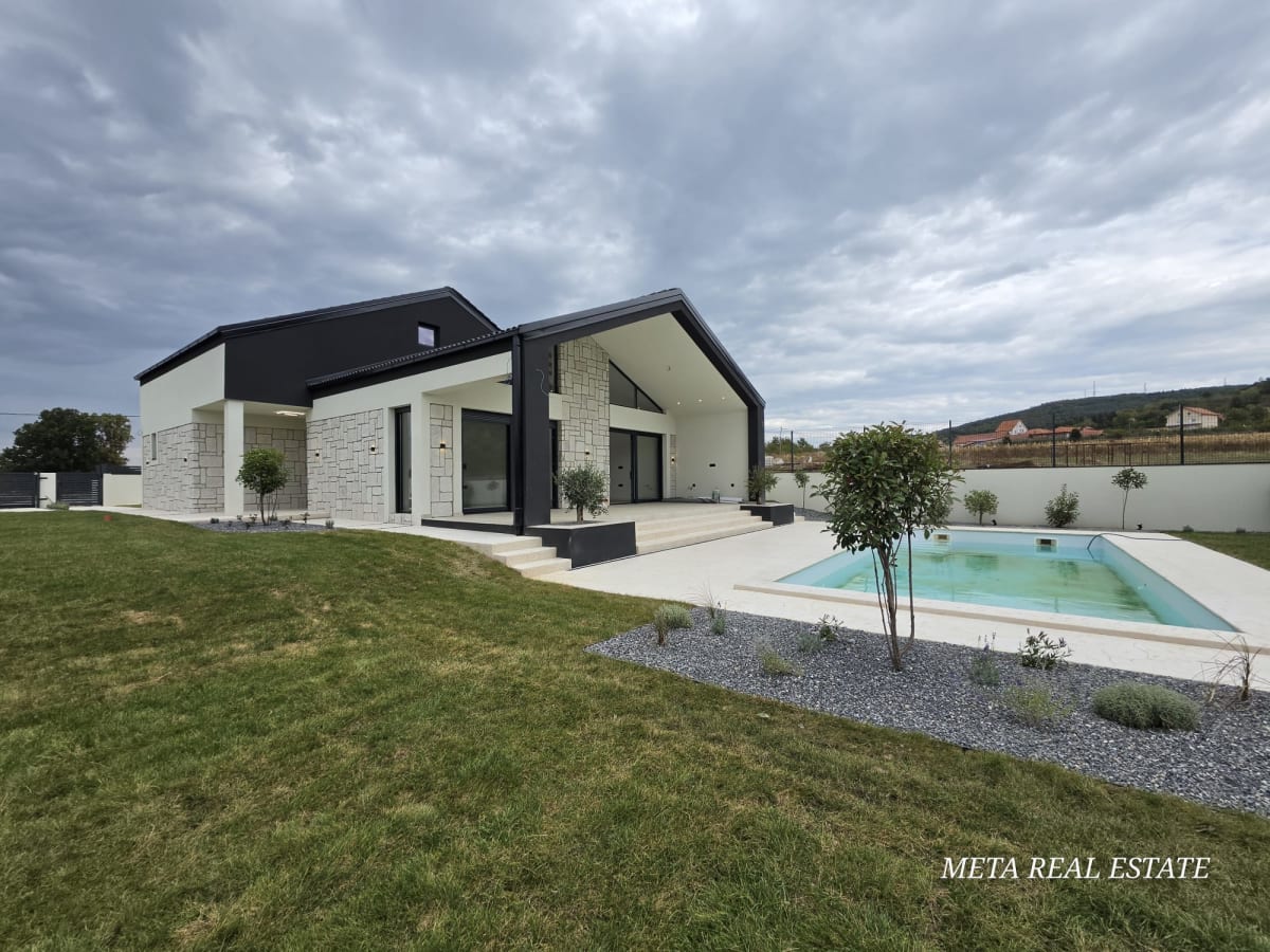 Elegantna porodična kuća na Kosmaju – Rogača | 212 m² + bazen + letnjikovac + 5 (6) spavaćih soba, Kosmaj — Rogača