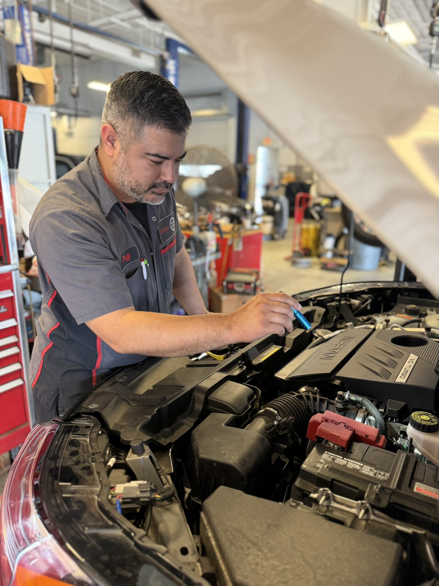 Técnico de servicio de Baker Nissan en Houston