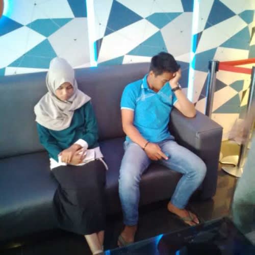 ABG Cantik Berjilbab Kepergok Mesum Dengan Mahasiswa di Karaoke