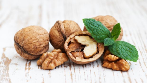 Kenari memperkuat kutikula rambut dan memberi nutrisi pada kulit kepala