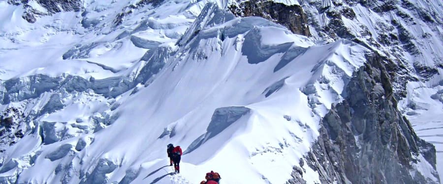 climbers embarking kanchenjunga