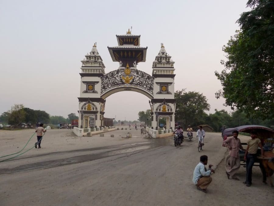 overland travel from India to Nepal border route