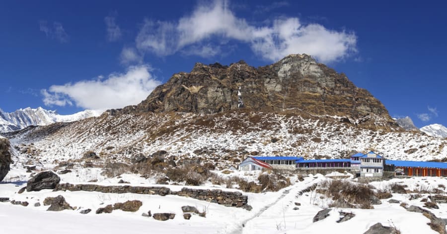 trekking in annapurna circuit in winter