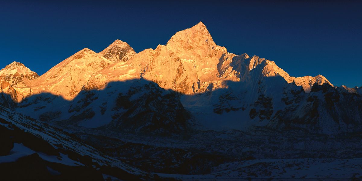 sunrise view of everest from kala patthar