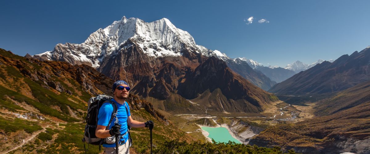 trekker in manaslu circuit trail