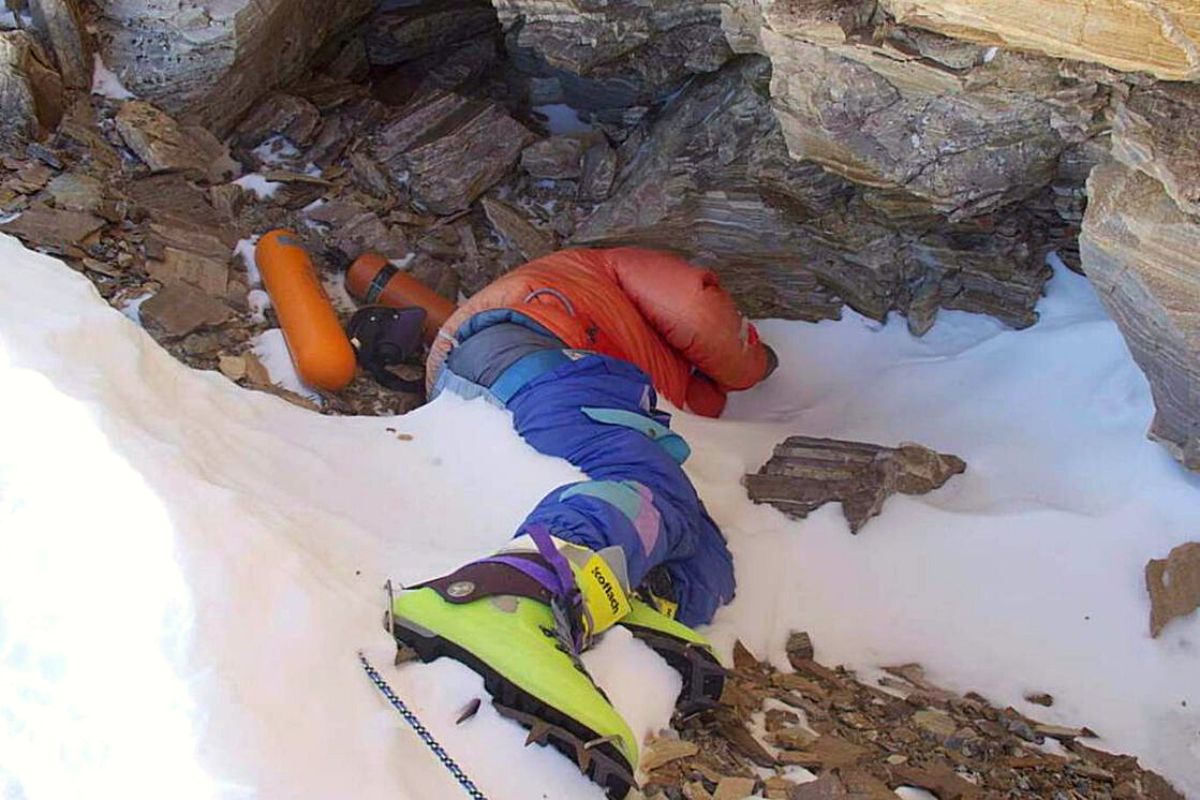 green boots corpse at everest death zone