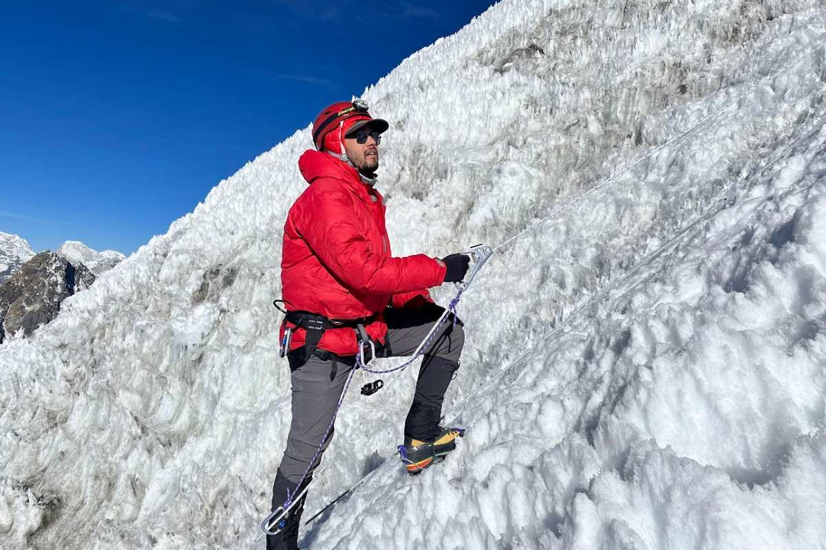 climber toward mont nuptse