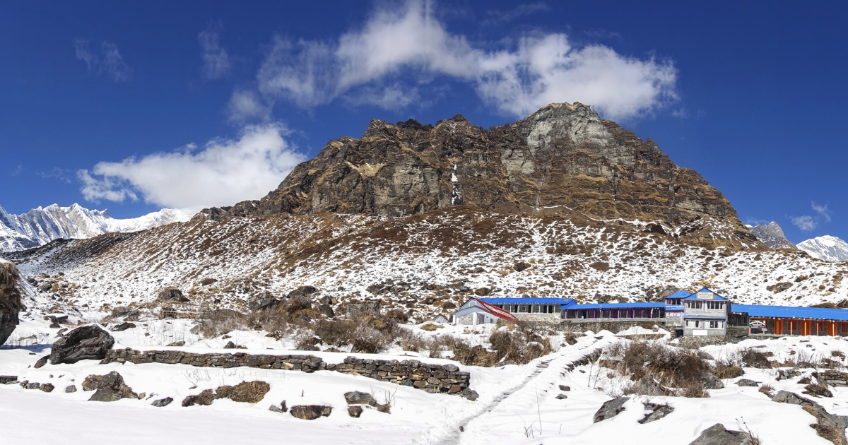 trekking in annapurna circuit in winter