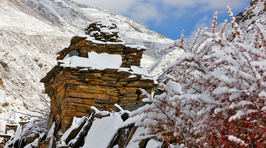 winter trek in manslu circuit trek