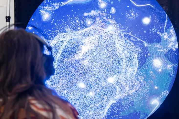 StoryDreamer fuses AI, holograms and projection mapping in Belfast