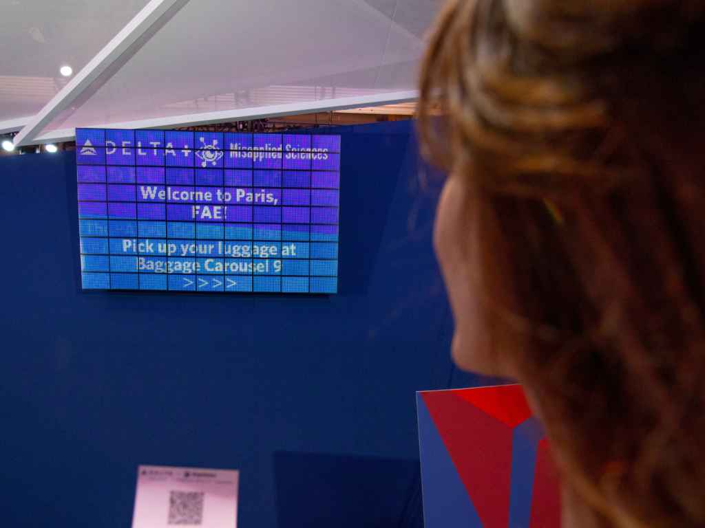 Delta digital signage board delivers personalised flight info to 100 passengers
