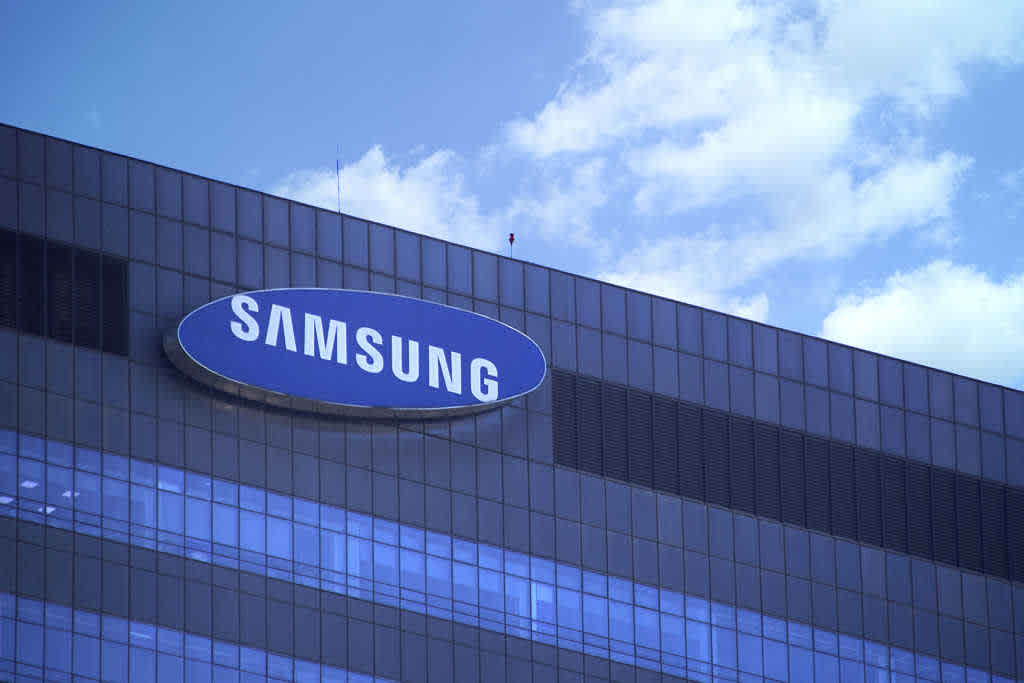 Samsung to buy OLED panels from LG to meet demand