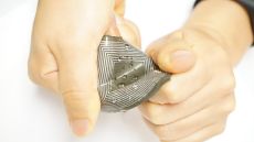 Flexible wearable device uses magnets to generate electricity