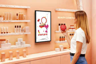 Samsung launches glasses-free 3D signage display for retail and AV projects