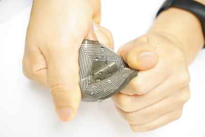 Flexible wearable device uses magnets to generate electricity