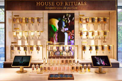 Perfume launch attracts shoppers with interactive exhibit