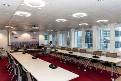 LSE chooses Shure MXCW to support hyflex model for MSc course