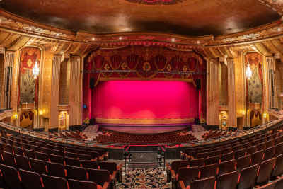 Warner Theatre opens the curtain with JBL VTX line arrays