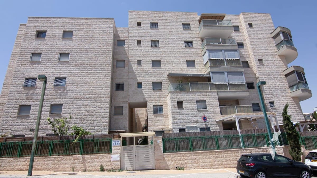 4-Rooms Garden Apartment in Ramot Neighborhood