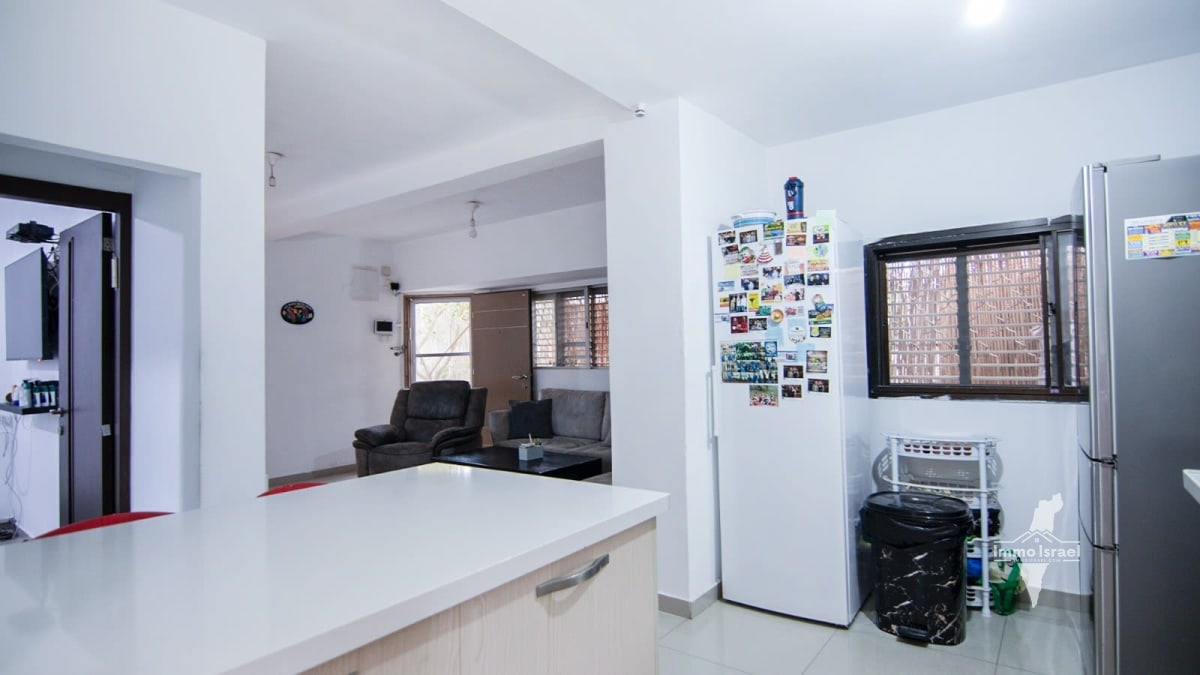 For Sale: 6-Room Garden Apartment Shahal Street