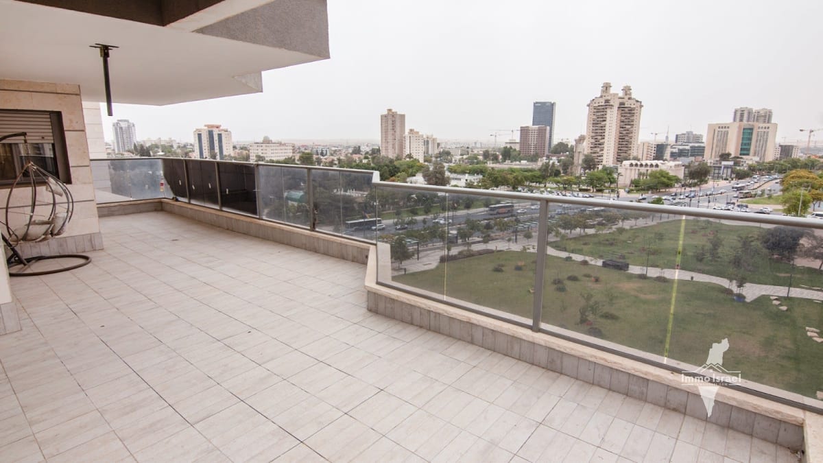 For Sale Luxury Penthouse with 6 Rooms on Yaakov Cohen Street