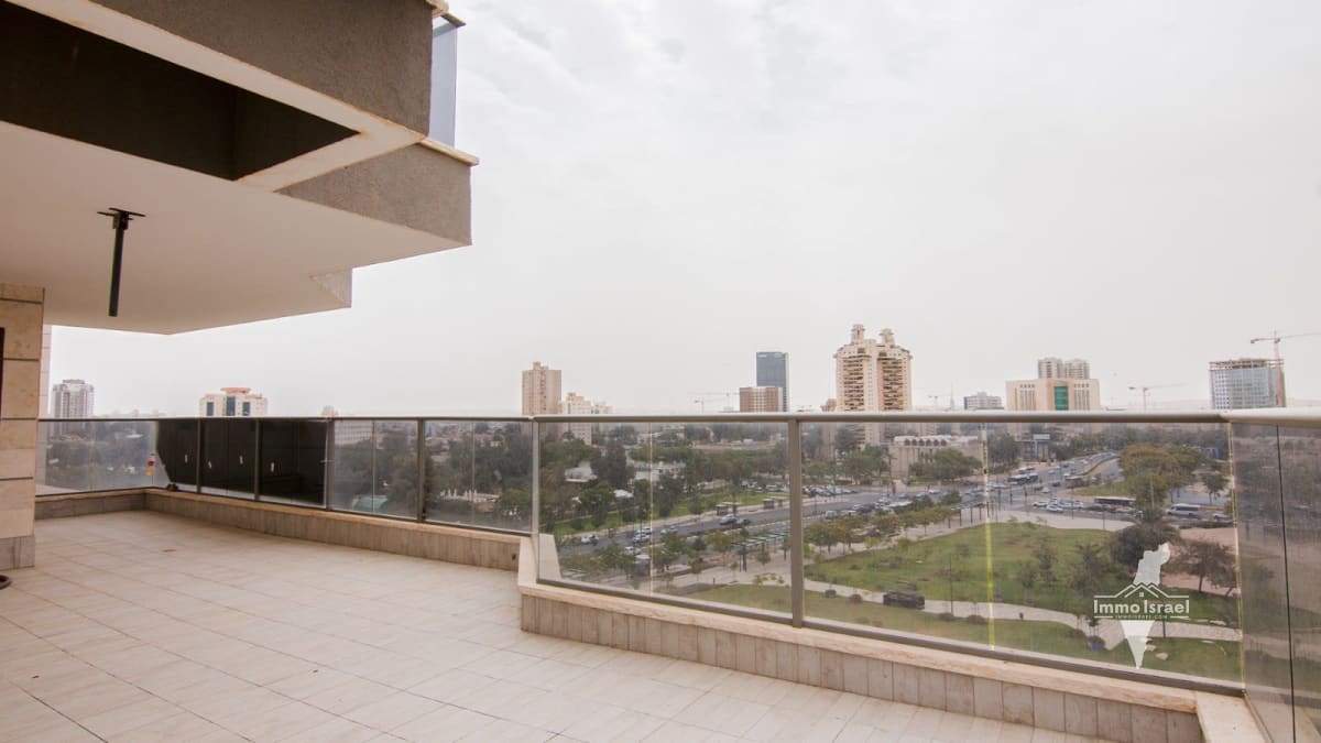 For Sale Luxury Penthouse with 6 Rooms on Yaakov Cohen Street