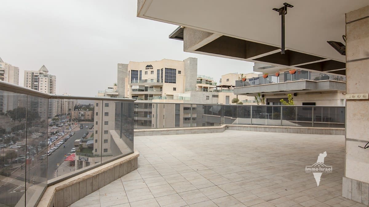 For Sale Luxury Penthouse with 6 Rooms on Yaakov Cohen Street