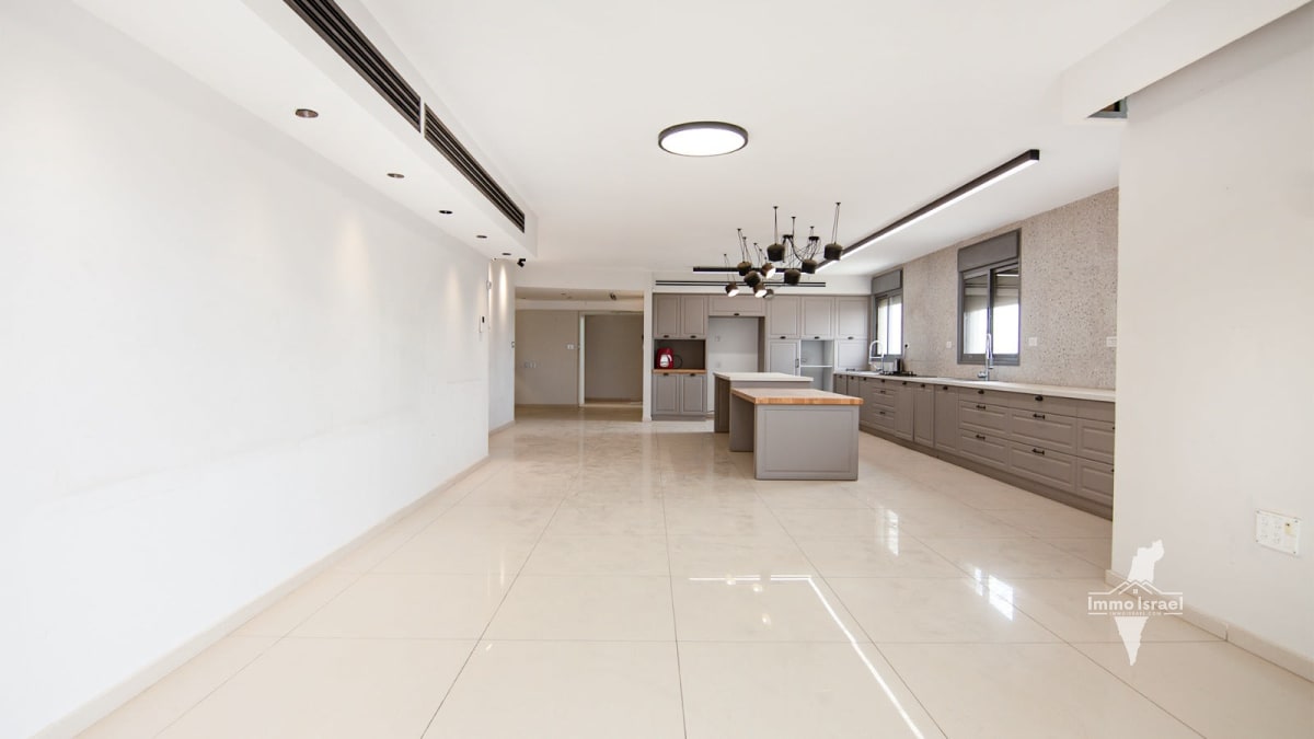 For Sale Luxury Penthouse with 6 Rooms on Yaakov Cohen Street