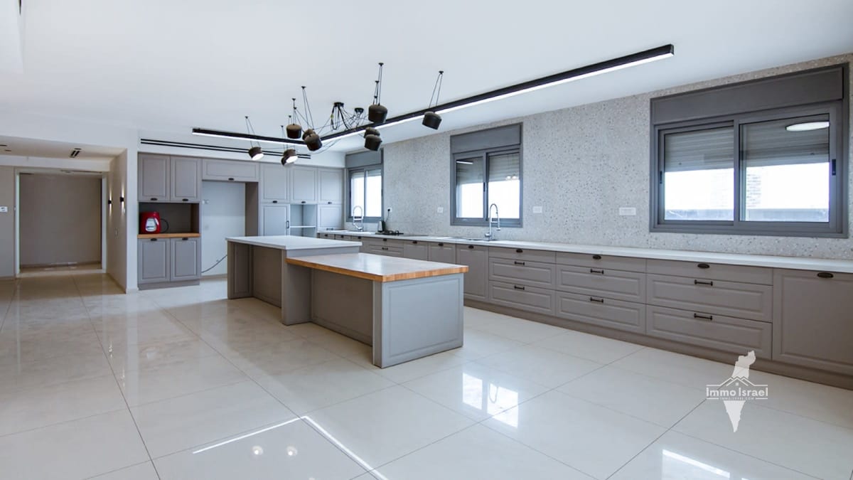 For Sale Luxury Penthouse with 6 Rooms on Yaakov Cohen Street